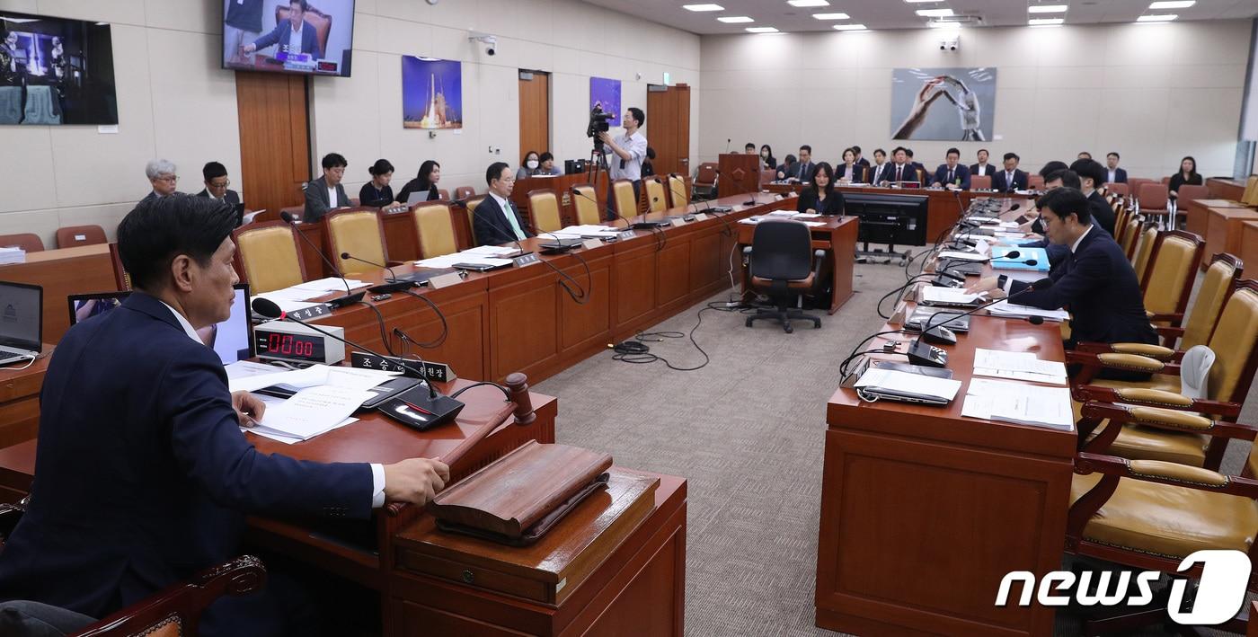 본문 이미지 - 조승래 국회 과방위 안조위원장이 19일 서울 여의도 국회에서 열린 과학기술정보방송통신위원회 안건조정위원회에서 의사봉을 두드리고 있다. 2023.9.19/뉴스1 ⓒ News1 임세영 기자