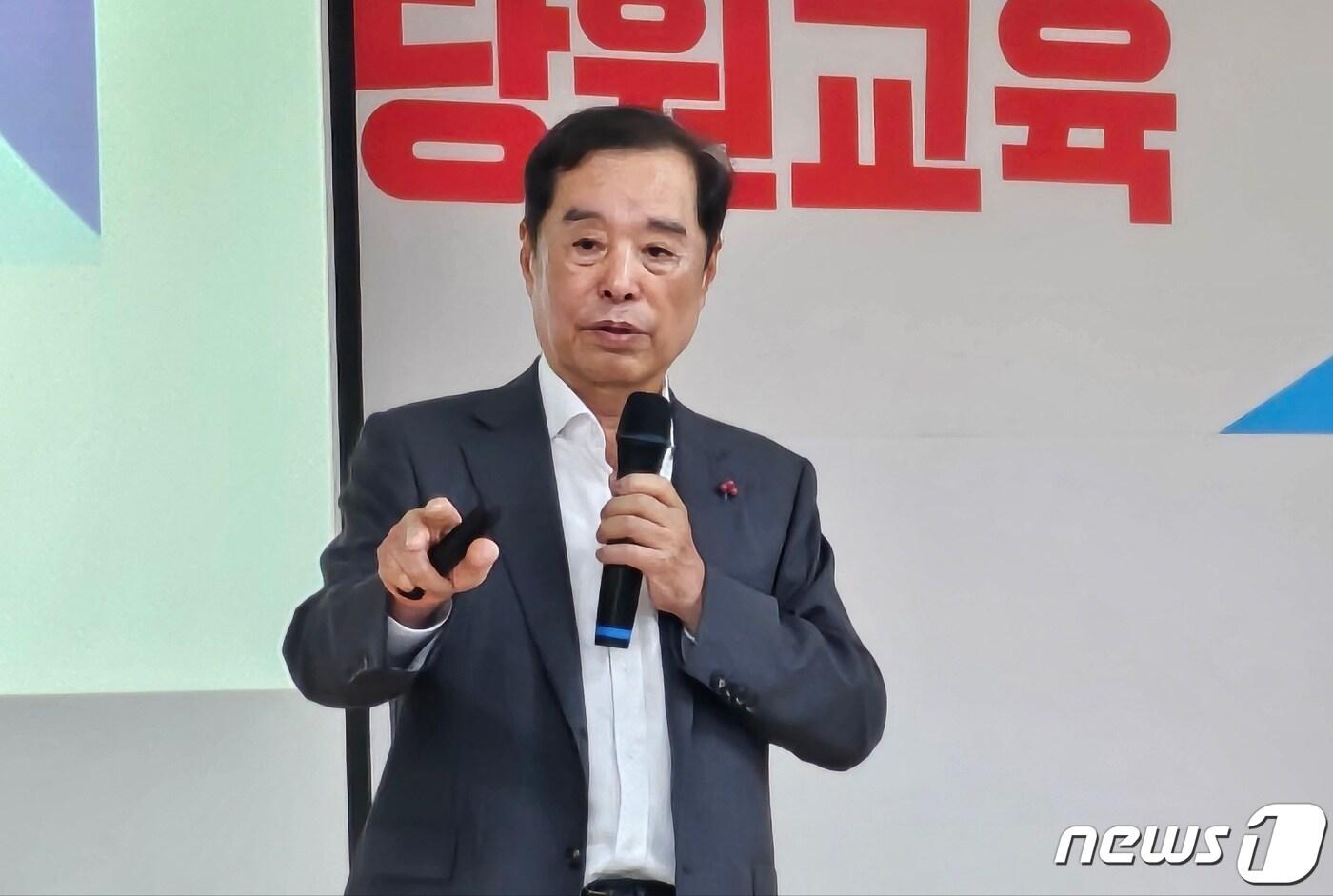 본문 이미지 - 김병준 전 자유한국당(국민의힘 전신) 비상대책위원장이 19일 대구 수성구 국민의힘 대구시당 대강당에서 '윤석열 정부의 국정철학'을 주제로 당원교육을 하고 있다. 2023.9.19/뉴스1 ⓒ News1 남승렬 기자
