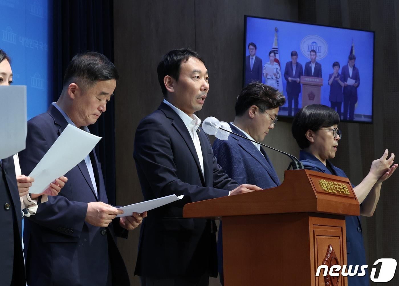 본문 이미지 - 김용민 더불어민주당 의원 등이 19일 서울 여의도 국회 소통관에서 검찰 탄핵안 발의 기자회견을 하고 있다. 2023.9.19/뉴스1 ⓒ News1 송원영 기자