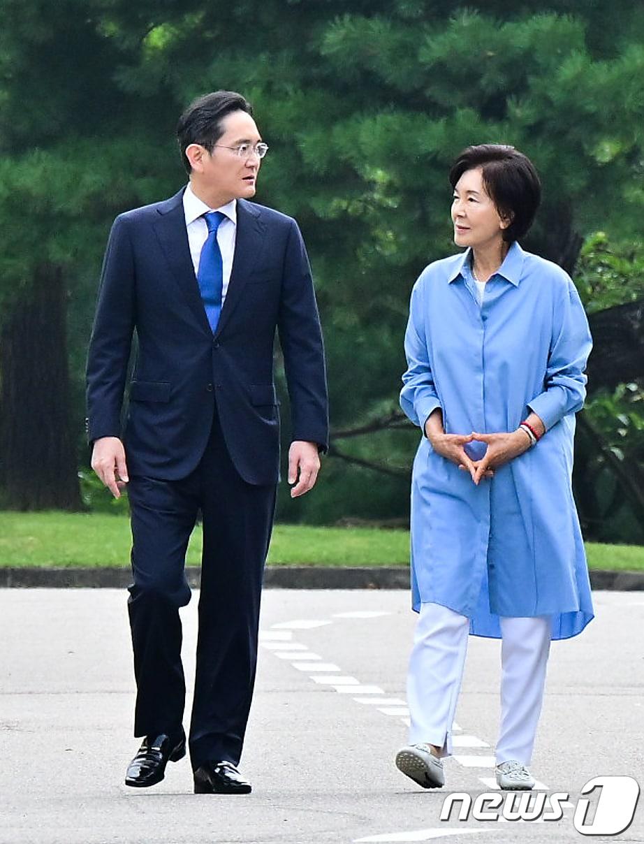 본문 이미지 - 이재용 삼성전자 회장과 홍라희 전 리움미술관장이 19일 삼성화재 안내견학교에서 열린 안내견 30주년 기념 행사에서 참석하며 대화를 나누고 있다. (삼성전자 제공) 2023.9.19/뉴스1