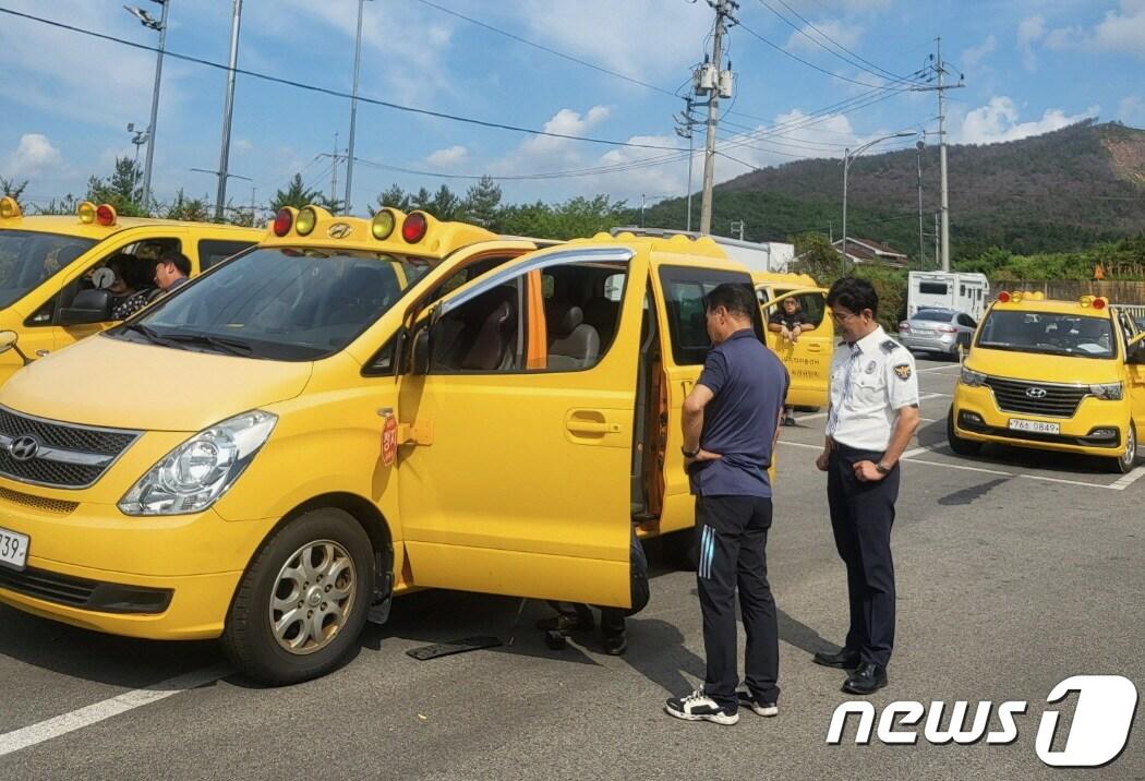 본문 이미지 -  밀양시가 19일 밀양종합운동장에서 한국교통안전공단 경남본부, 밀양경찰서와 합동 점검을 하고 있다.(밀양시 제공) 