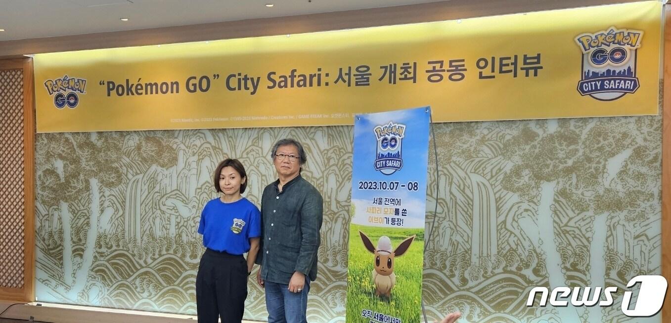 본문 이미지 - 19일 진행한 공동 인터뷰에서 사진촬영 포즈를 취하고 있는 엘레인 휘(Elaine Hui) 나이언틱 포켓몬 GO APAC 마케팅 매니저(왼쪽)와 박중현 동대문패션타운관광특구협의회 회장의 모습 /뉴스1 ⓒ News1 박소은 기자