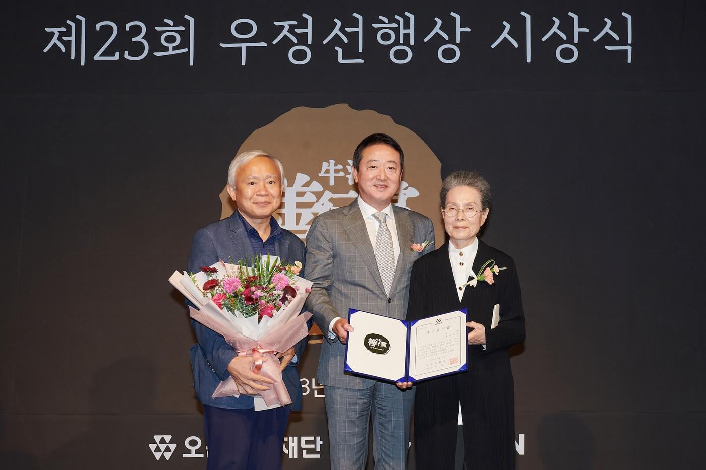 본문 이미지 -  코오롱그룹 오운문화재단(이사장 이웅열)이 19일 서울 마곡 코오롱 원앤온리타워에서 개최한 제23회 우정선행상 시상식을 열었다. 47년째 늦깎이 학생들을 위한 배움터가 되어준 상록야학이 대상을 수상했다. 이웅열 이사장(가운데)과 우정선행상 대상을 수상한 상록야학의 한윤자 교장(맨 오른쪽)과 황기연 교무부장.(코오롱 제공)