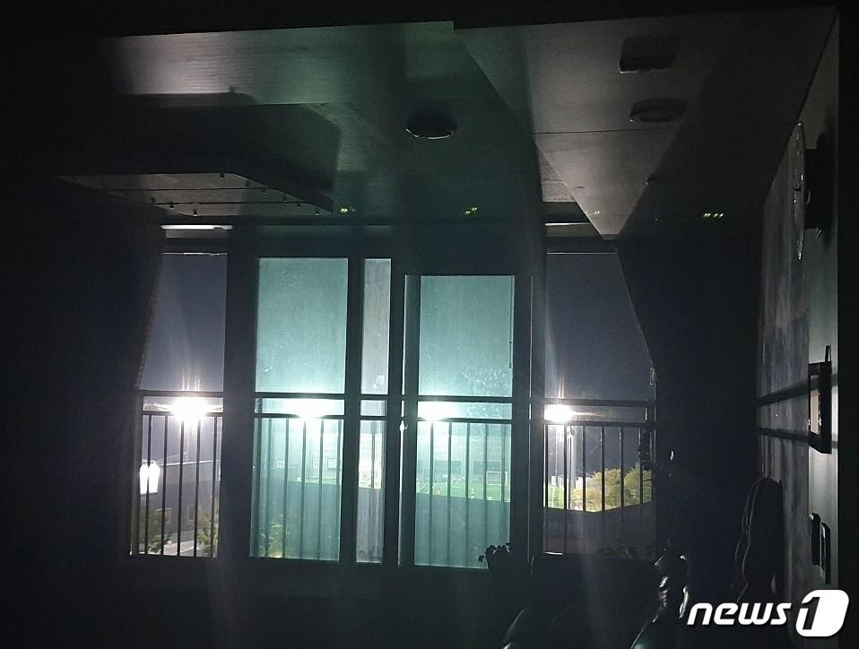 본문 이미지 - 아파트 내부로 들어오는 풋살장 조명탑 불빛.(성화다안채아파트 대책위원회 제공).2023.09.19./뉴스1