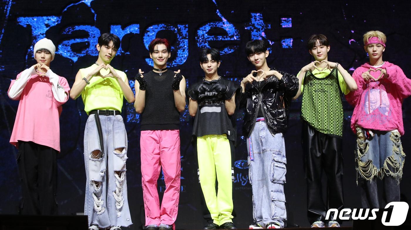 그룹 이븐의 박지후(왼쪽부터)와 이정현, 박한빈, 케이타, 유승언, 지윤서, 문정현이 19일 오후 서울 용산구 블루스퀘어 마스터카드홀에서 가진 'Target: ME' 발매 기념 데뷔 쇼케이스에서 포즈를 취하고 있다. 2023.9.19/뉴스1 ⓒ News1 권현진 기자