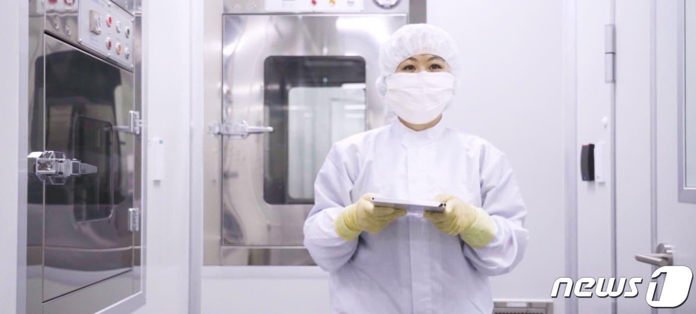 큐로셀 관계자가 의약품제조및품질관리기준(GMP) 인증 시설에서 CAR-T 치료제 관련 업무를 하고 있다.(큐로셀 제공)