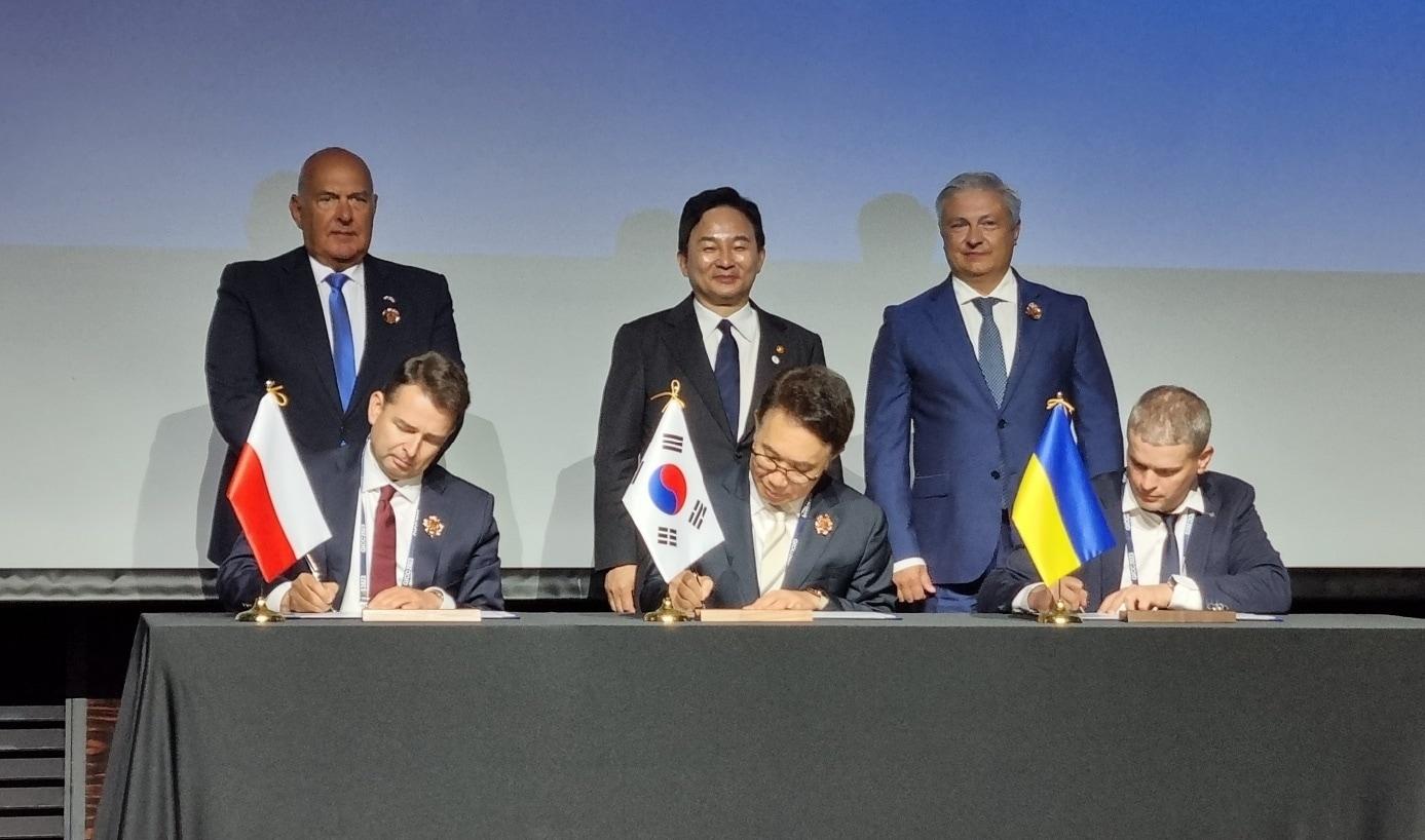 본문 이미지 - 글로벌 인프라 협력 콘퍼런스 우크라이나 재건 특별 세션에서 한국-폴란드-우크라이나 관계자가 건설 협력 업무협약(MOU)을 체결하고 있다. /신현우 기자 