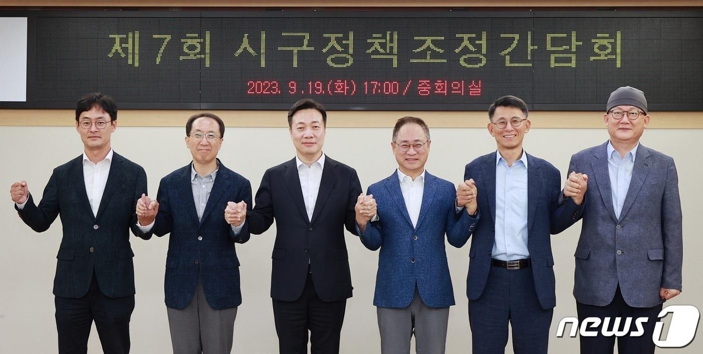 본문 이미지 - 19일 대전시청 중회의실에서 민선 8기 제7회 시·구정책조정간담회가 열려 참석자들이 기념촬영을 하고 있다. 왼쪽부터 고현덕(동구)·전재현(중구) 부구청장, 이택구 시 행정부시장, 이동한(대덕구)·박제화(서구)·문창용(유성구) 부구청장. (대전시 제공) /뉴스1 