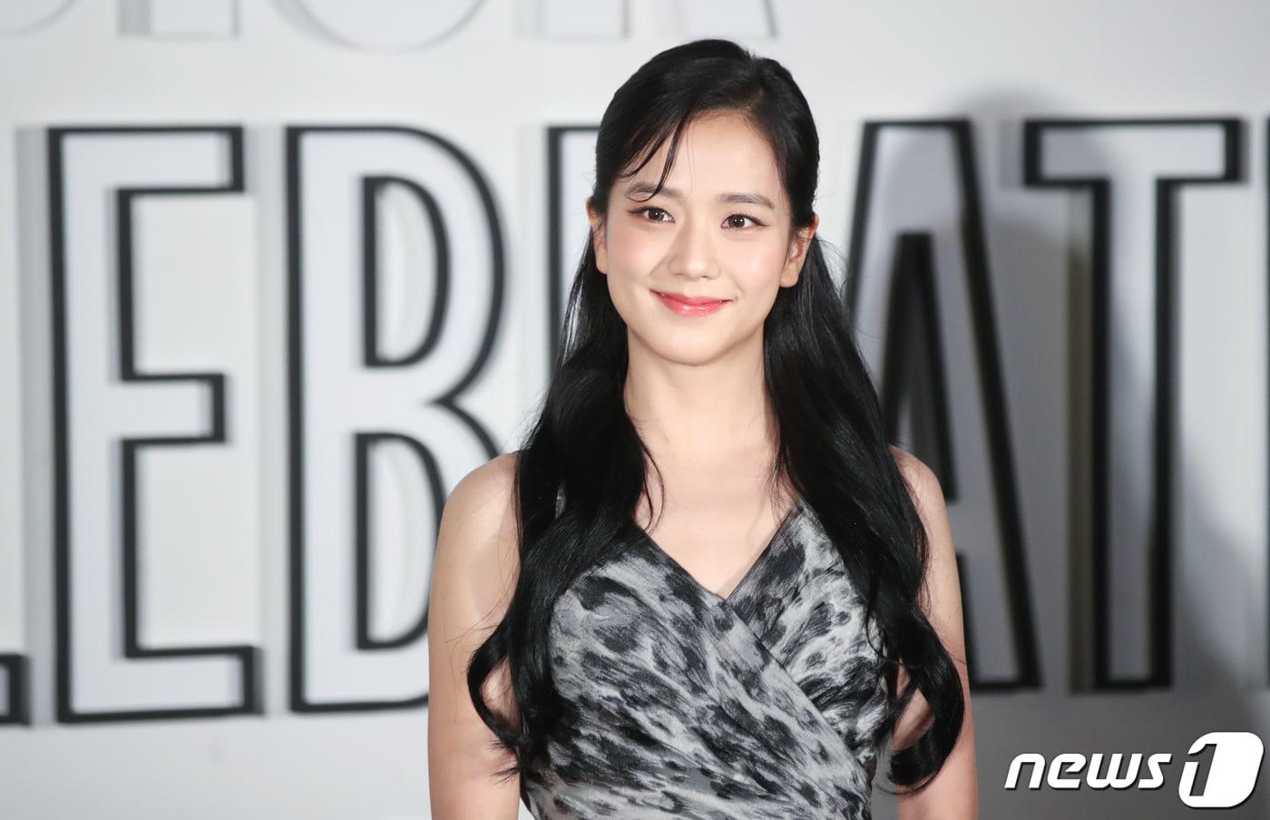 블랙핑크 지수가 1일 오후 서울 성동구 디올 성수 컨셉스토어에서 열린 레이디 디올 셀러브레이션(LADY DIOR CELEBRATION) 전시회에서 포즈를 취하고 있다. 2023.9.2/뉴스1 ⓒ News1 권현진 기자