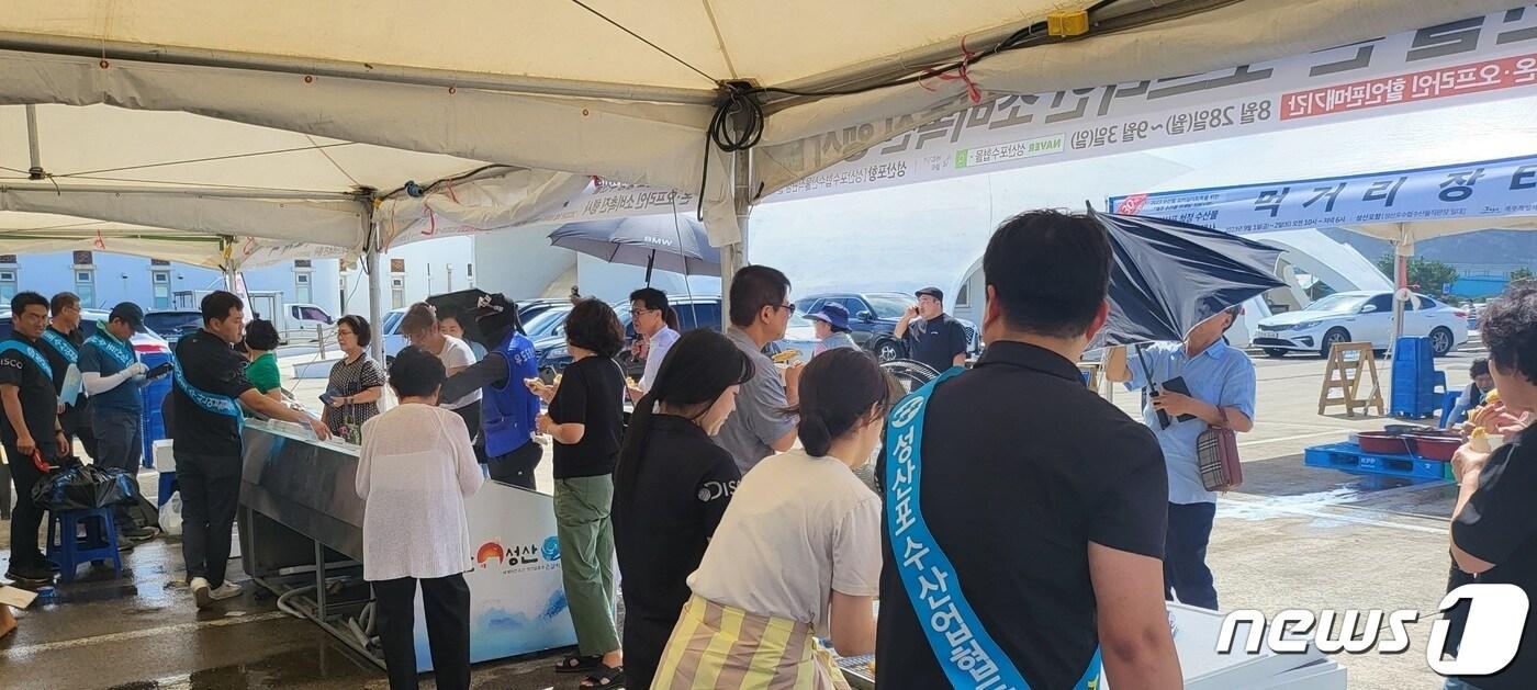 본문 이미지 - 2일 오후 제주 서귀포시 성산포수협 수산물직판장에서 일본 후쿠시마 원전 오염수 방류에 대응하는 ‘성산해 성산해’ 제주수산물 소비촉진 행사가 열리고 있다. 2023.9.2/뉴스1 