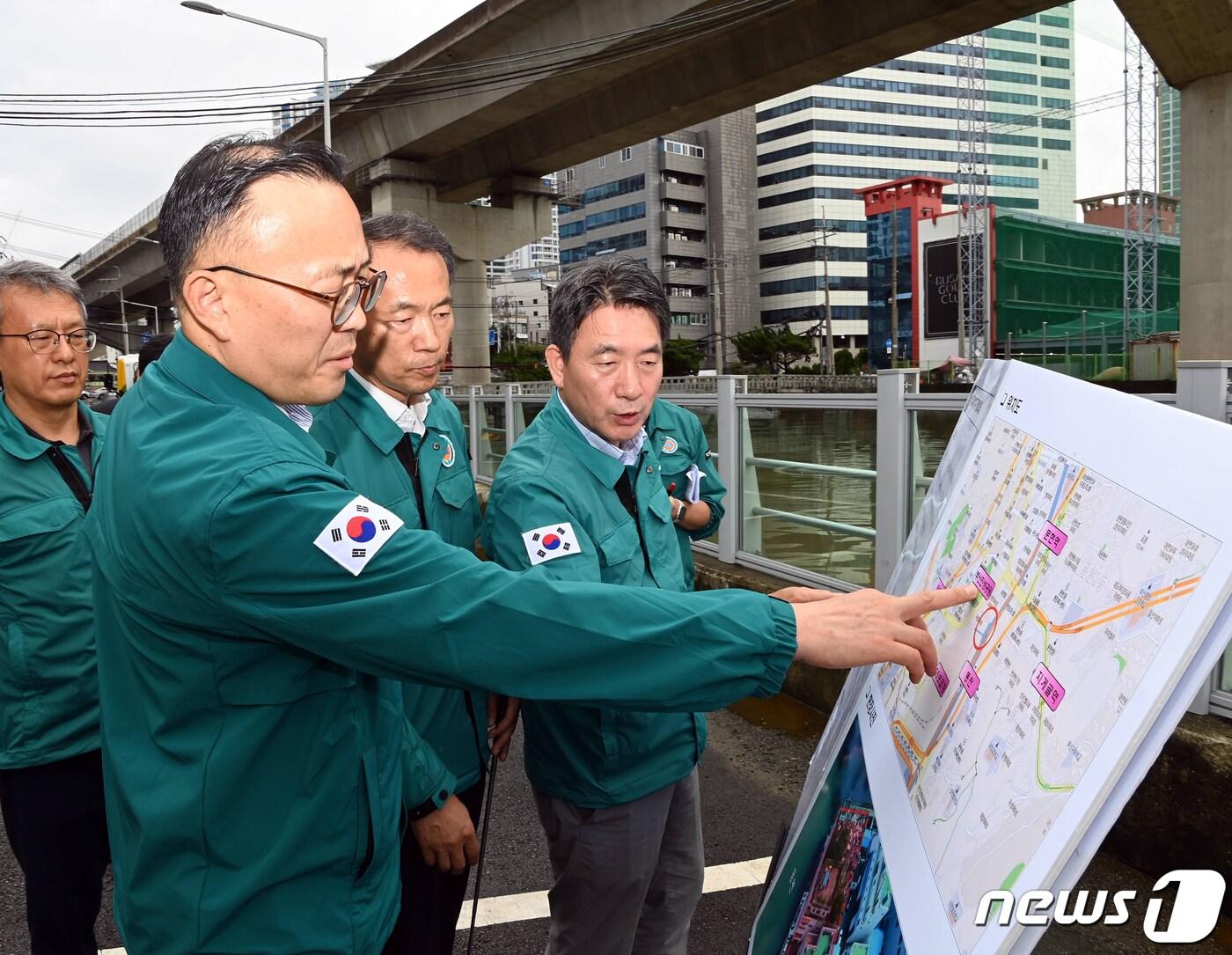 본문 이미지 - 이한경 행정안전부 재난안전관리본부장이 부산시 동구 침수위험지구 정비사업 현장을 찾아 관계자로부터 복구 사업 추진 상황을 청취하고 있다. (행정안전부 제공) 2023.9.2/뉴스1