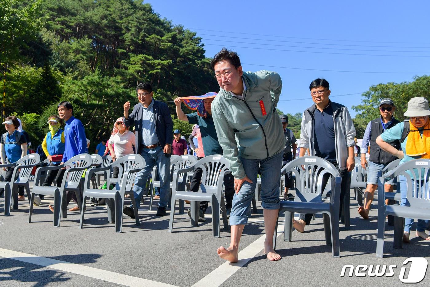본문 이미지 - 제1회 원주맨발걷기 축제가 2일 강원 원주시 행구동 운곡솔바람숲길 일월에서 열린 가운데, 선두에서 원강수 원주시장이 맨발로 걷기 준비에 나서고 있다. (원주시 제공) 2023.9.2/뉴스1