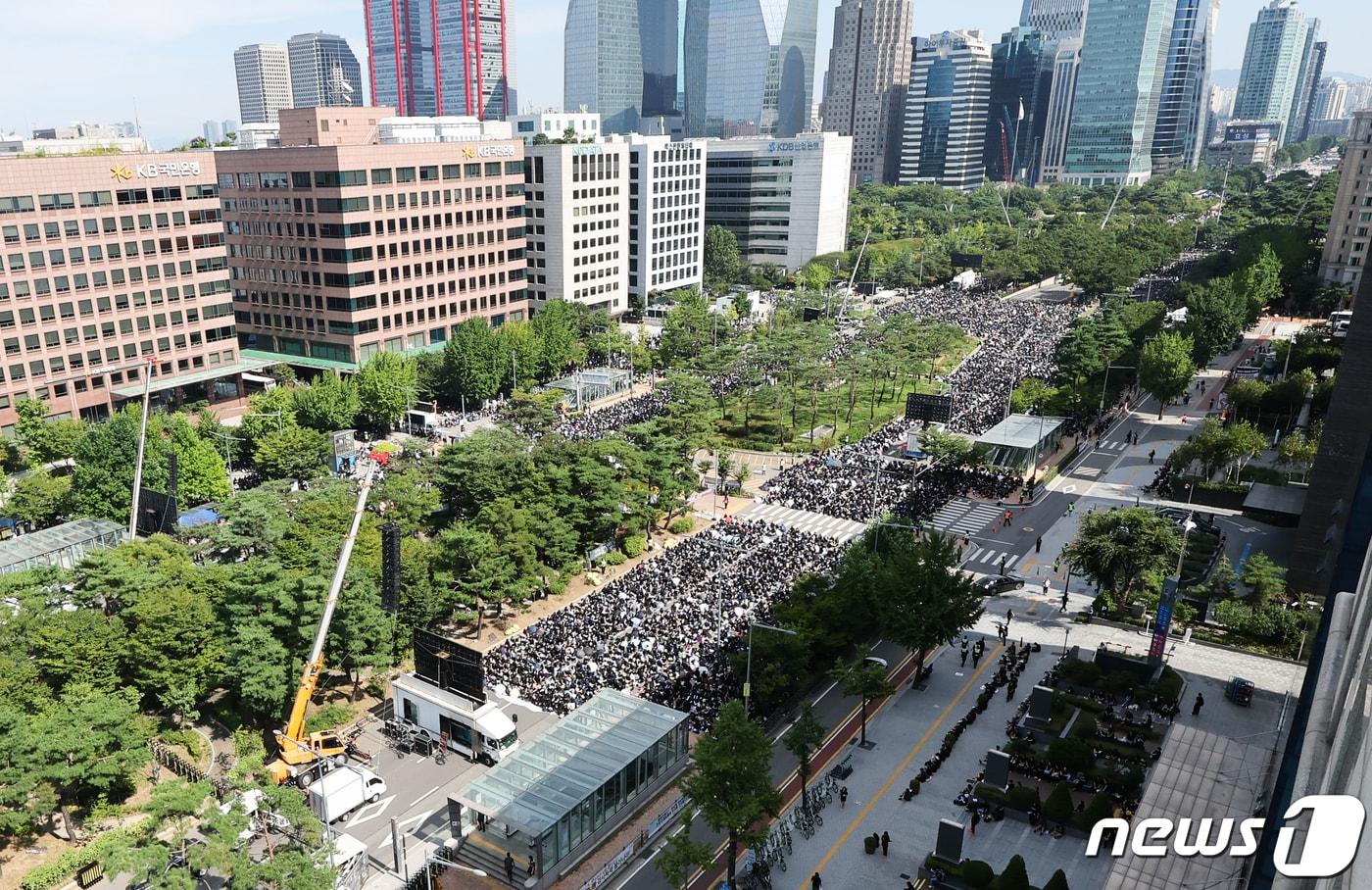 본문 이미지 - 지난달 2일 서울 여의도 국회의사당 앞에서 서이초 교사 추모 및 입법촉구 7차 교사 집회가 열리고 있다. /뉴스1 ⓒ News1 허경 기자