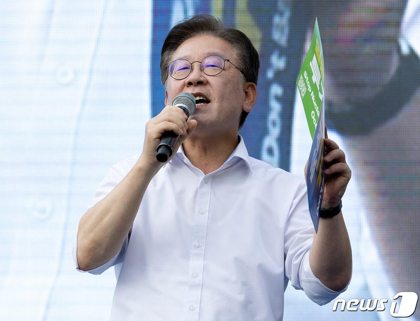 본문 이미지 - 이재명 더불어민주당 대표가 2일 오후 서울 세종대로에서 열린 ‘후쿠시마 핵오염수 해양투기 중단·윤석열 정부 규탄 범국민대회’에 참석해 발언하고 있다. 2023.9.2/뉴스1 ⓒ News1 김진환 기자