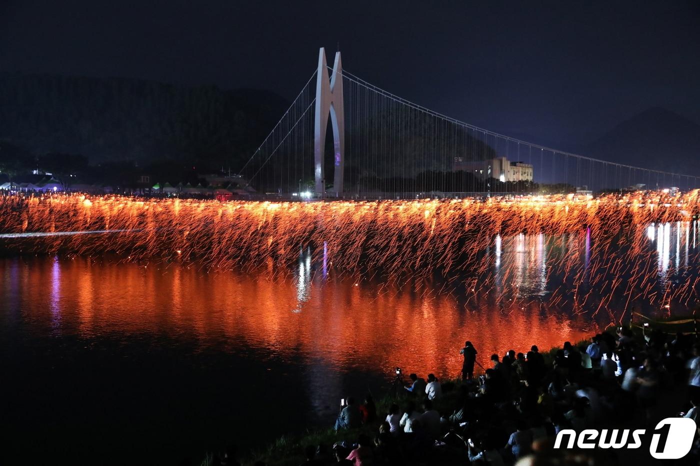 본문 이미지 - 무주반딧불축제가 열린 전북자치도 무주군 무주읍 남대천 별빝다리에서 펼쳐진 안성낙화놀이.(무주군제공)/뉴스1