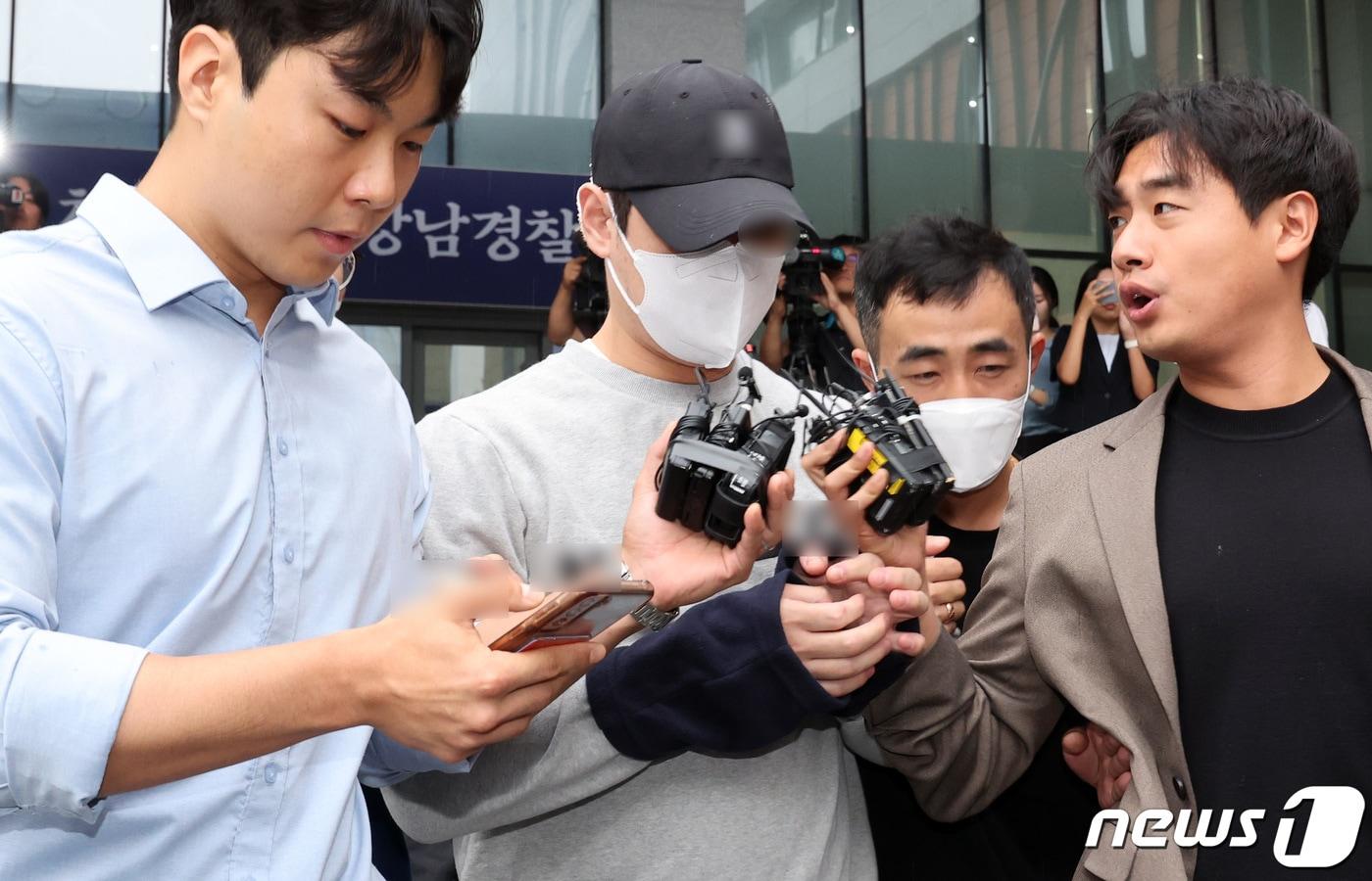 본문 이미지 - 주차 도중 시비가 붙은 상대를 흉기로 협박한 혐의를 받는 30대 남성 A씨가 20일 오전 서울 강남경찰서에서 서울중앙지검으로 송치되고 있다.  2023.9.20/뉴스1 ⓒ News1 김성진 기자