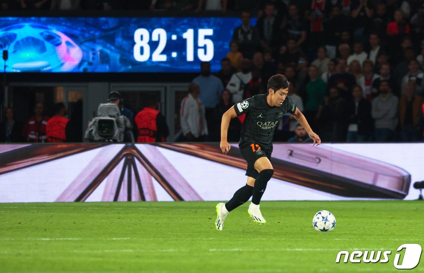 본문 이미지 - 파리 생제르맹(PSG)의 미드필더 이강인이 19일(현지시간) 프랑스 파리 파르크 데 프랭스에서 열린 파리 생제르맹(PSG) 대 보루시아 도르트문트(독일)의 유럽축구연맹(UEFA) 챔피언스리그 조별리그 F조 경기에서 볼 컨트롤을 하며 질주하고 있다. 2023.9.20/뉴스1 ⓒ News1 이준성 기자