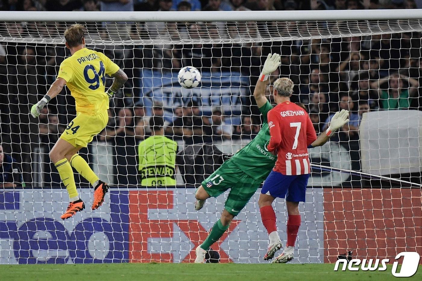극적인 헤딩골을 넣은 라치오 프로베델. ⓒ AFP=뉴스1