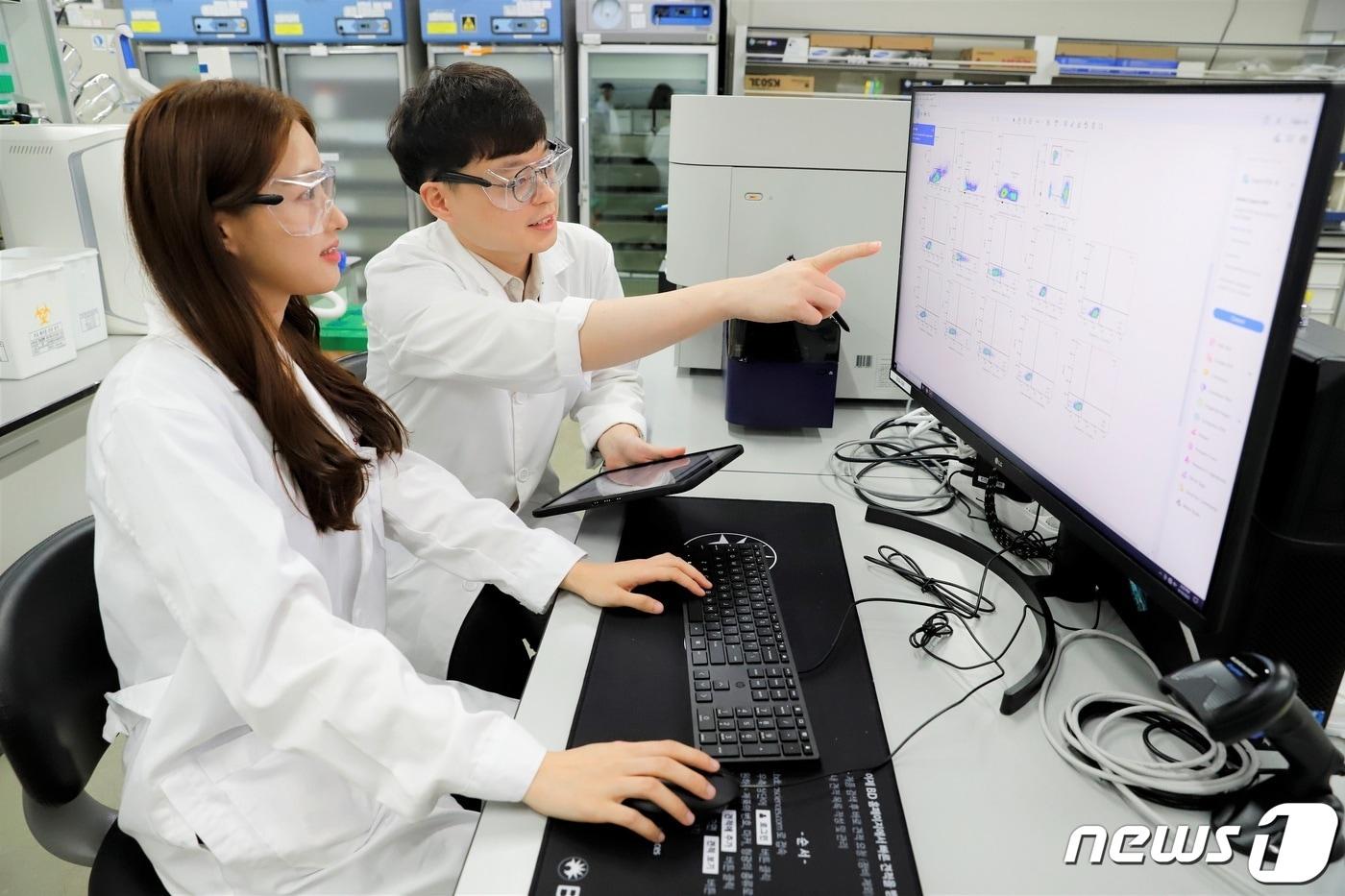 본문 이미지 - SK바이오사이언스 연구원들이 '실험실 정보관리 시스템'(LIMS)을 활용해 임상시험 데이터를 분석하고 있다.(SK바이오사이언스 제공)