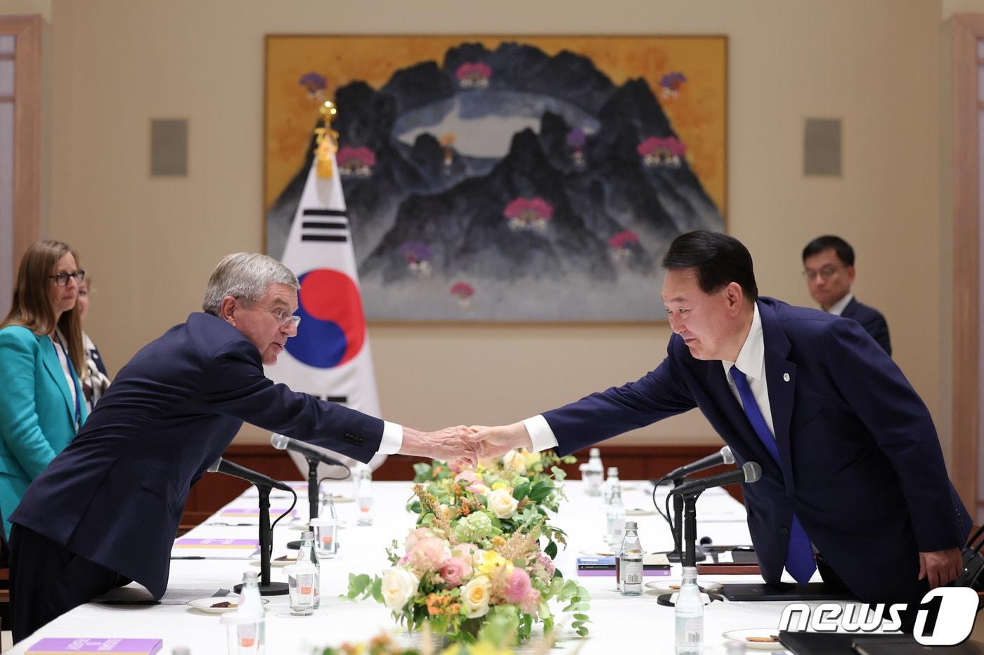 본문 이미지 - 지난해 9월 유엔총회 참석차 미국을 방문한 윤석열 대통령이 뉴욕에서 토마스 바흐 국제올림픽위원회(IOC) 위원장을 만난 당시의 모습. (대통령실 제공)