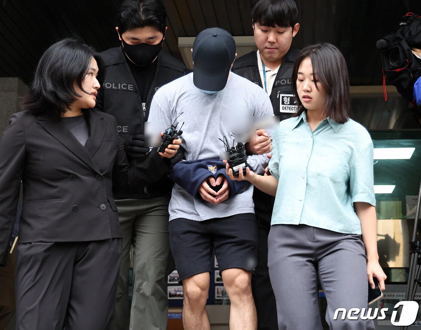 본문 이미지 - '집단 마약 투약' 모임을 주도한 이모씨가 용산경찰서에서 검찰로 송치되고 있다. 2023.9.20/뉴스1 ⓒ News1 구윤성 기자