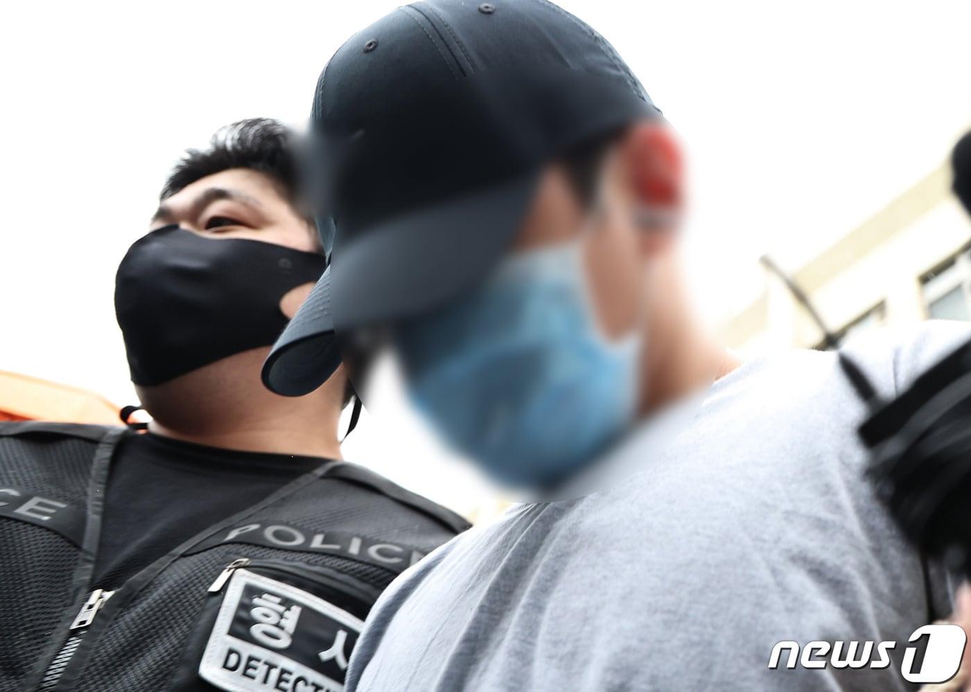 본문 이미지 - 용산구의 한 아파트에서 현직 경찰관이 추락사한 '집단 마약 투약' 의혹 주요 피의자 이 모 씨. 2023.9.20/뉴스1 ⓒ News1 구윤성 기자