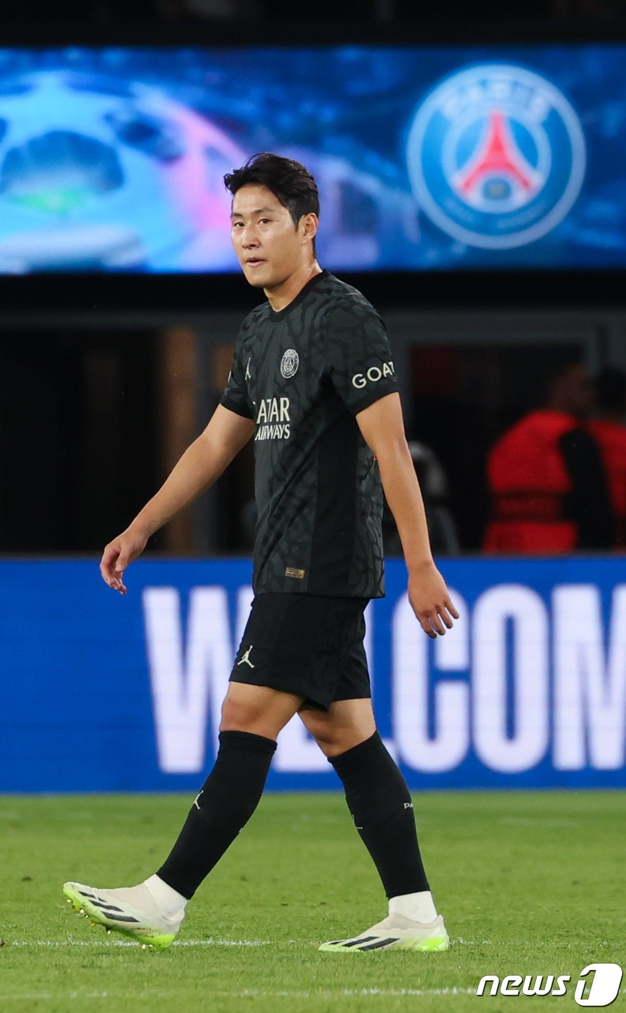 본문 이미지 - 19일(현지시간) 프랑스 파리 파르크 데 프랭스에서 열린 파리 생제르맹(PSG) 대 보루시아 도르트문트(독일)의 유럽축구연맹(UEFA) 챔피언스리그 조별리그 F조 경기에서 PSG 이강인(왼쪽)이 경기 종료 후 필드를 퇴장하고 있다. 2023.9.20/뉴스1 ⓒ News1 이준성 기자