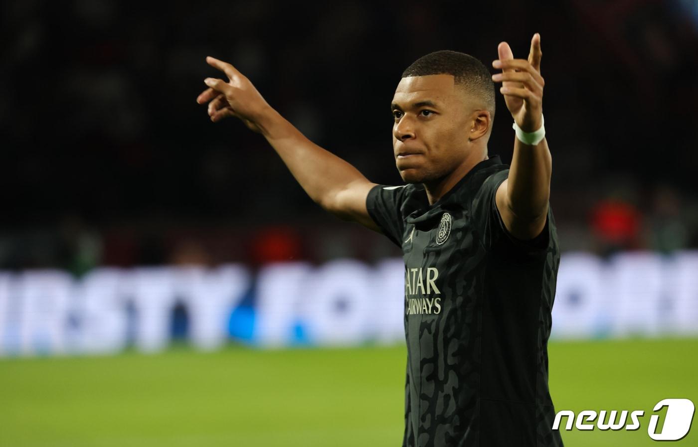 19일(현지시간) 프랑스 파리 파르크 데 프랭스에서 열린 파리 생제르맹(PSG) 대 보루시아 도르트문트(독일)의 유럽축구연맹(UEFA) 챔피언스리그 조별리그 F조 경기에서 PSG 공격수 킬리언 음바페가 PK로 선제골을 성공시킨 후 세리머니를 하고 있다. 2023.9.20/뉴스1 ⓒ News1 이준성 기자