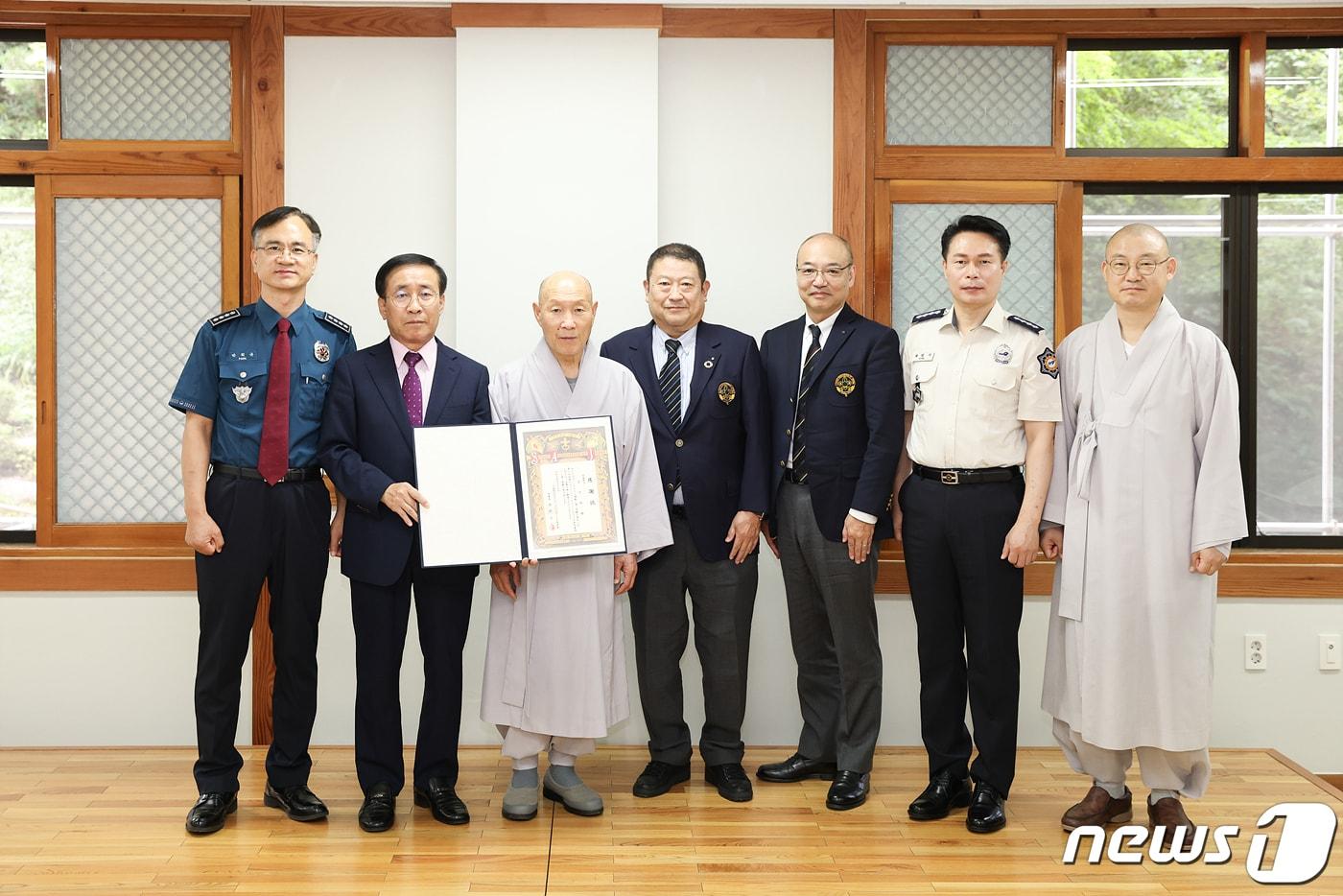 본문 이미지 -  일본 스카우트 연맹 이데타 유키노리 대표 일행이 단양군과 구인사를 방문해 감사패를 전달했다.