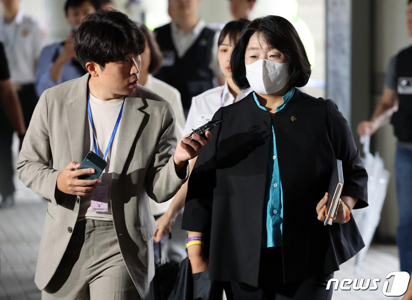 본문 이미지 - 윤미향 무소속 의원이 20일 서울 서초구 서울고등법원에서 열린 정의기억연대 후원금 횡령 혐의 관련 2심 선고 공판에 출석하고 있다. 2023.9.20/뉴스1 ⓒ News1 김성진 기자