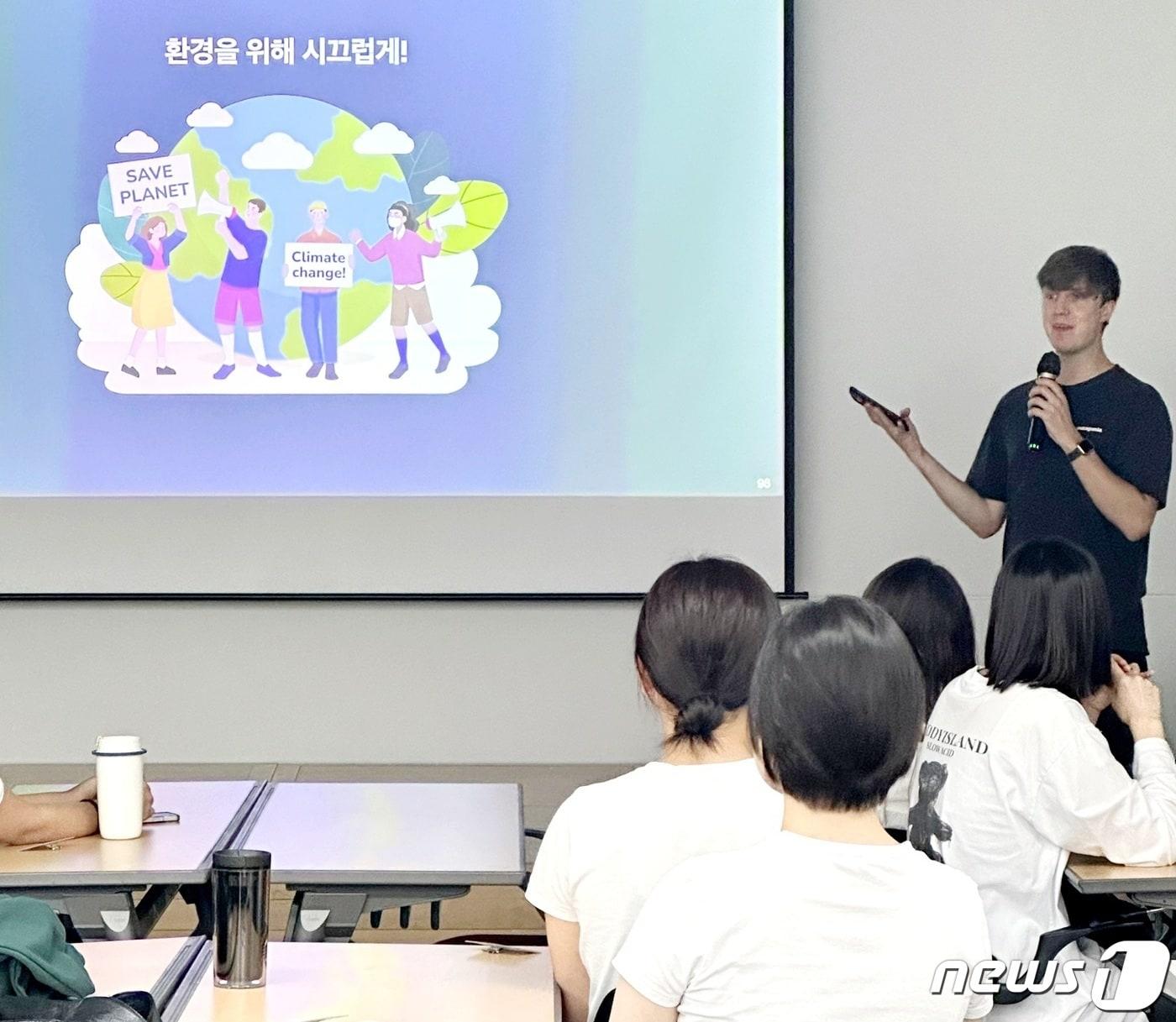 본문 이미지 - 방송인 줄리안이 홈앤그리너 3기 대학생을 대상으로 환경교육을 하고 있다.(홈앤쇼핑 제공) 
