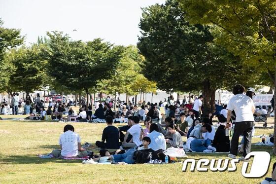 본문 이미지 - 서울 여의도 한강시민공원을 찾은 시민들의 모습. ⓒ News1 유승관 기자