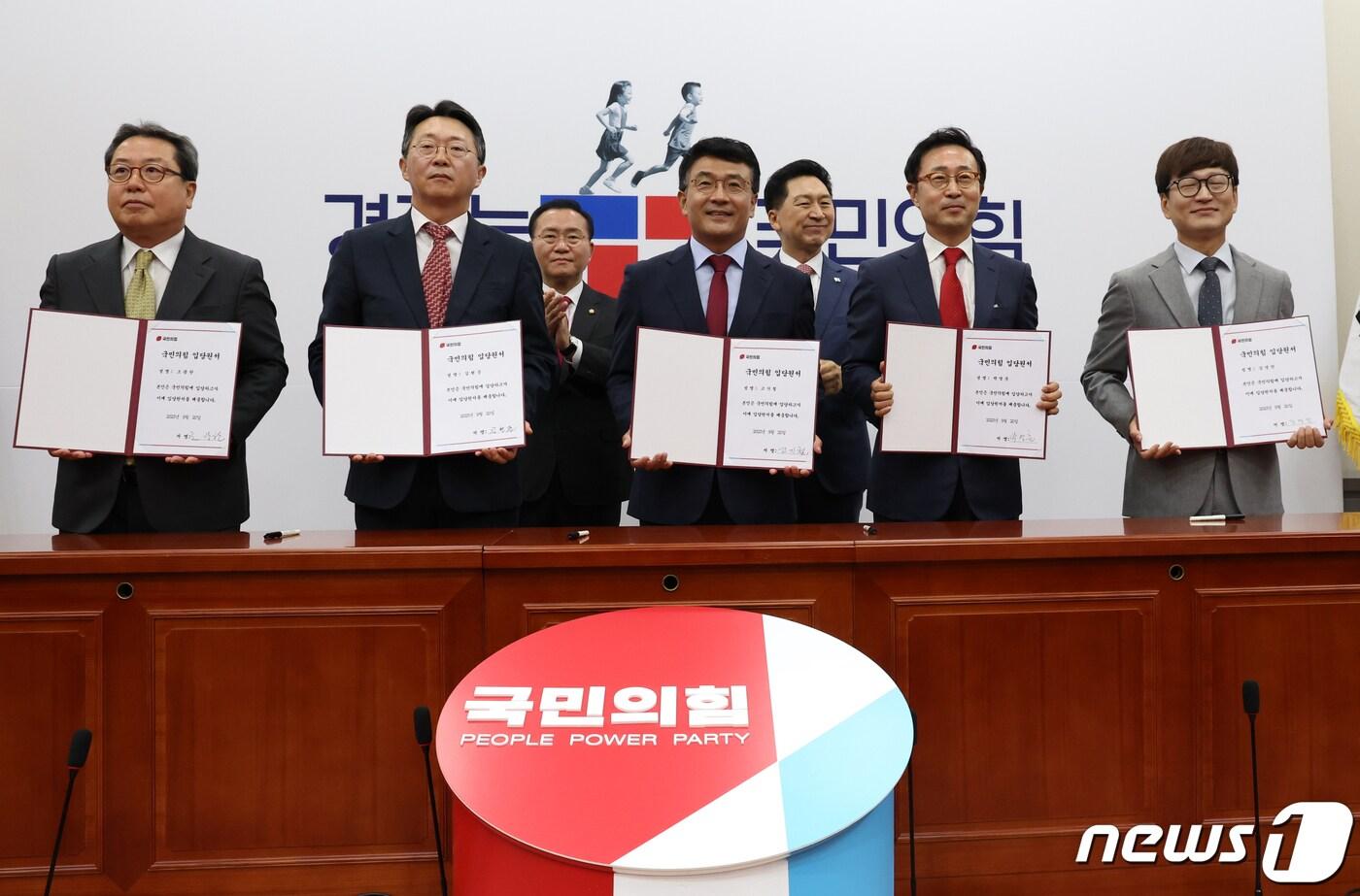 본문 이미지 - 김기현 국민의힘 대표가 20일 오전 서울 여의도 국회에서 열린 '국민을 위한 도전정신' 입당 환영식에서 박수를 치고 있다. 앞줄 왼쪽부터 조광한 전 남양주시장, 김현준 전 국세청장, 고기철 전 제주경찰청장, 박영춘 전 SK그룹 수펙스추구협의회 부회장, 개그맨 김영민. 2023.9.20/뉴스1 ⓒ News1 송원영 기자