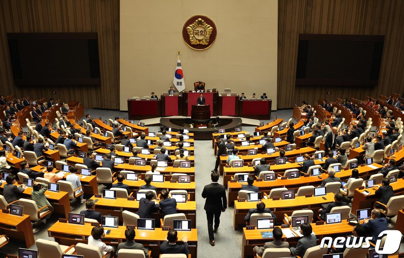 본문 이미지 - 20일 오전 서울 여의도 국회에서 열린 제410회국회(정기회) 제7차 본회의에서 의사국장이 보고를 하고 있다. 2023.9.20/뉴스1 ⓒ News1 송원영 기자