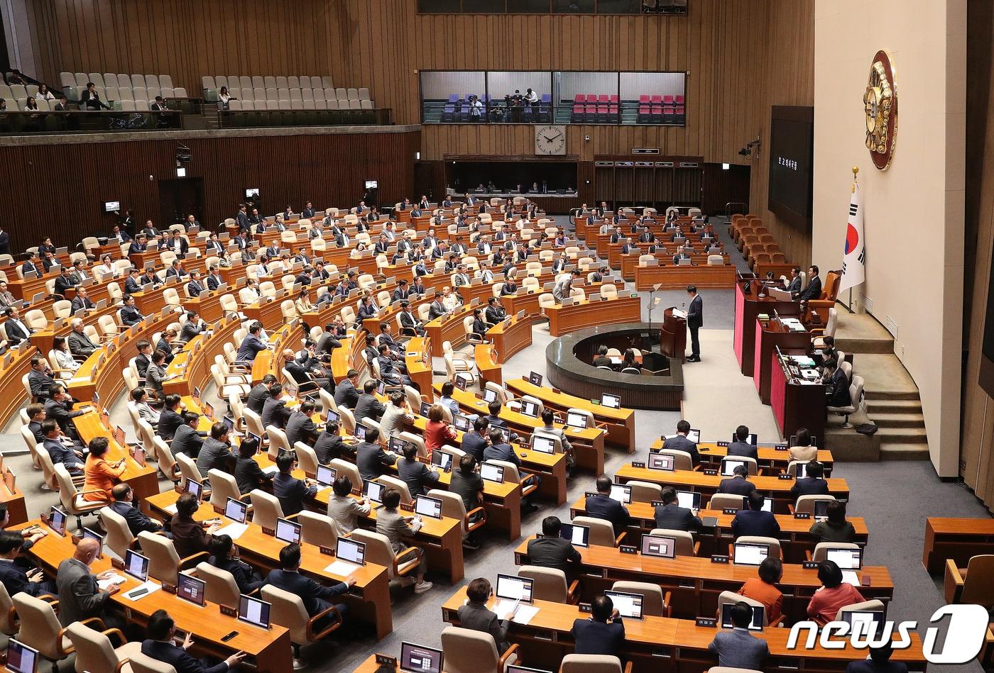 본문 이미지 - 20일 오전 서울 여의도 국회에서 열린 제410회국회(정기회) 제7차 본회의에서 의사국장이 이재명 더불어민주당 대표 체포동의안과 한덕수 국무총리 해임건의안을 보고하고 있다. 2023.9.20/뉴스1 ⓒ News1 임세영 기자