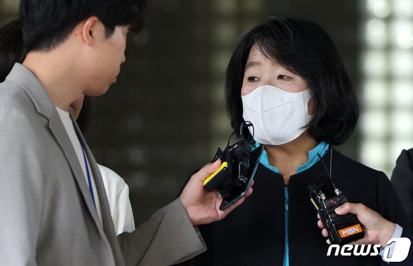 본문 이미지 - 윤미향 무소속 의원이 20일 서울 서초구 서울고등법원에서 열린 정의기억연대 후원금 횡령 혐의 관련 2심 선고 공판에 출석해 징역 1년 6개월에 집행유예 3년을 선고받은 후 법정을 나서며 입장을 밝히고 있다. 2023.9.20/뉴스1 ⓒ News1 김성진 기자