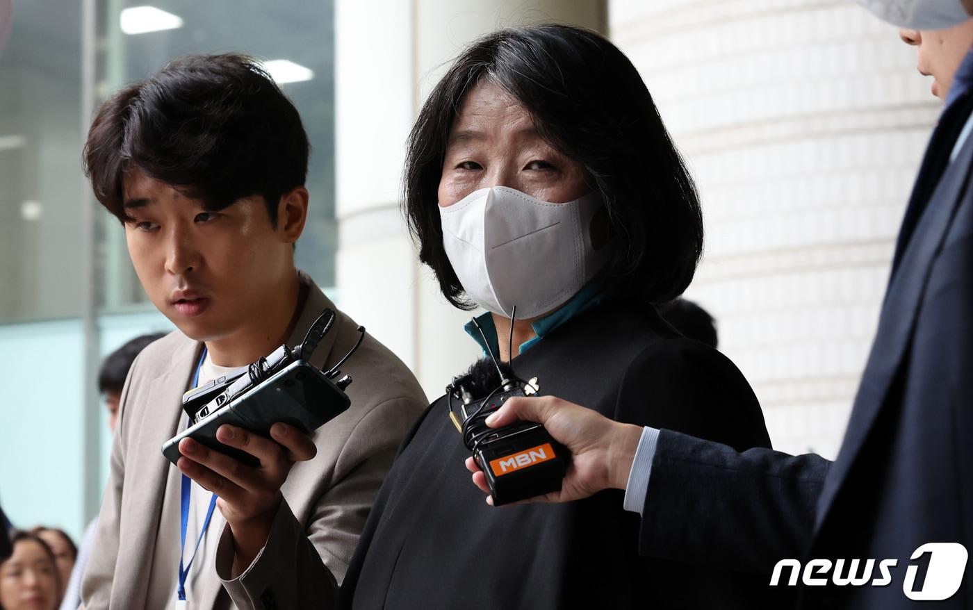 본문 이미지 - 윤미향 무소속 의원이 20일 서울 서초구 서울고등법원에서 열린 정의기억연대 후원금 횡령 혐의 관련 2심 선고 공판에 출석해 징역 1년 6개월에 집행유예 3년을 선고받은 후 법정을 나서고 있다. 2023.9.20/뉴스1 ⓒ News1 김성진 기자