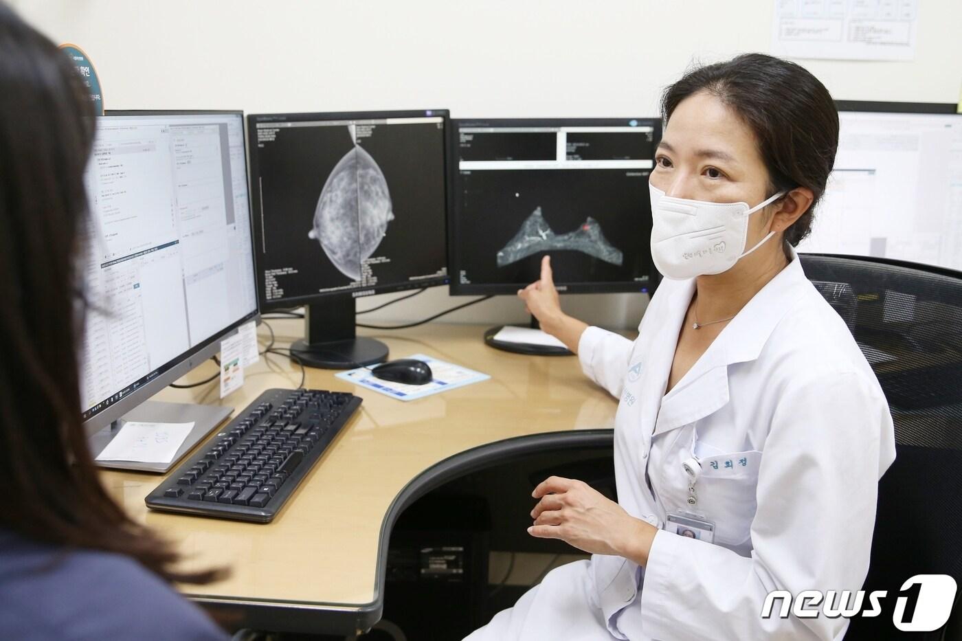 본문 이미지 - 서울아산병원 유방외과 김희정 교수가 젊은 호르몬 양성 유방암 환자를 진료하고 있는 모습. (서울 아산병원 제공)