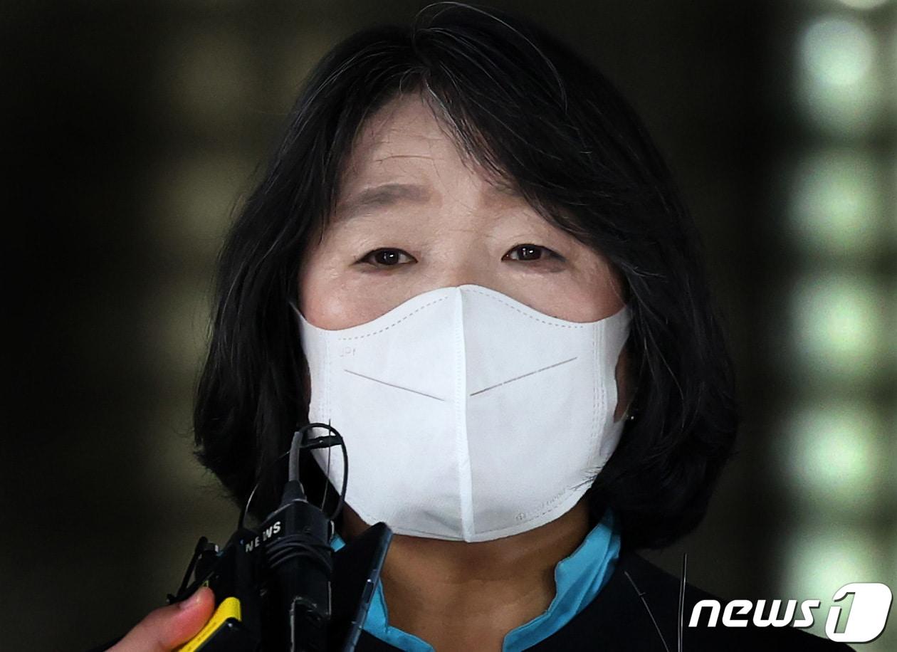 본문 이미지 - 윤미향 무소속 의원이 20일 서울 서초구 서울고등법원에서 열린 정의기억연대 후원금 횡령 혐의 관련 2심 선고 공판에 출석해 징역 1년 6개월에 집행유예 3년을 선고받은 후 법정을 나서며 입장을 밝히고 있다. 2023.9.20/뉴스1 ⓒ News1 김성진 기자