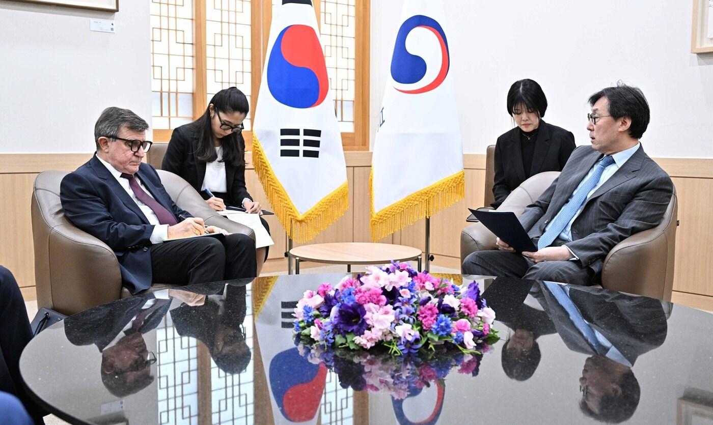 본문 이미지 - 장호진 외교부 제1차관(오른쪽)이 19일 안드레이 보르소비치 쿨릭 주한러시아대사를 초치했다. (외교부 제공)