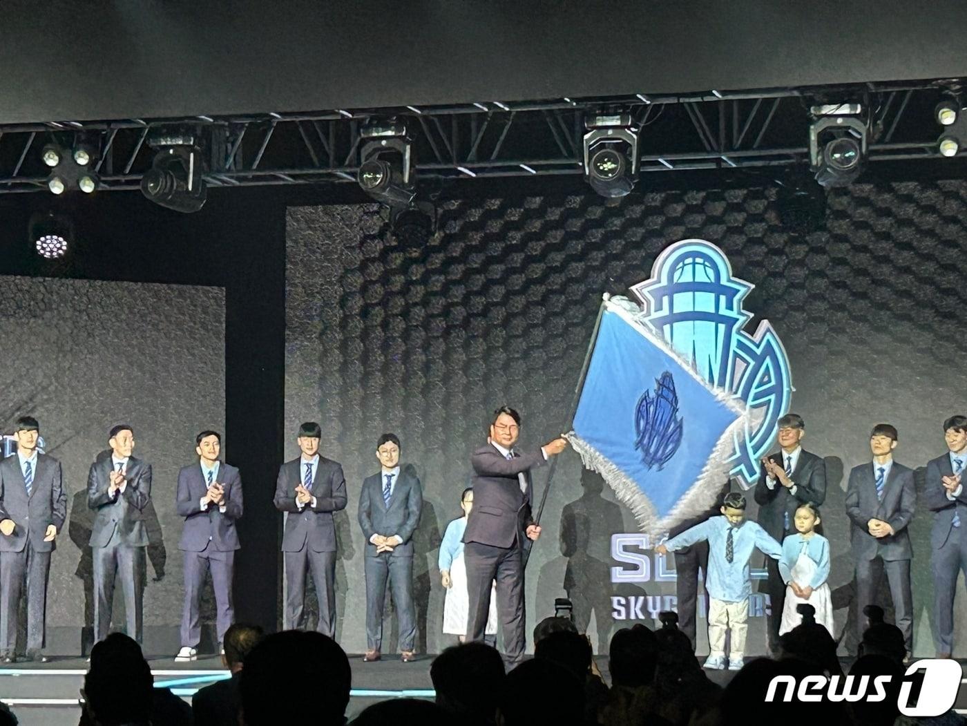 본문 이미지 -  20일 경기 고양 소노캄에서 열린 소노 스카이거너스 창단식에서 이기완 단장이 구단기를 흔들고 있다. ⓒ News1 문대현 기자