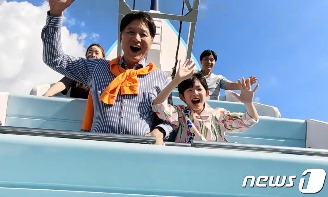 본문 이미지 - 로봇랜드 TV 광고 속에서 놀이기구를 체험하고 있는 최재호 무학회장.&#40;경남로봇랜드재단 제공&#41;