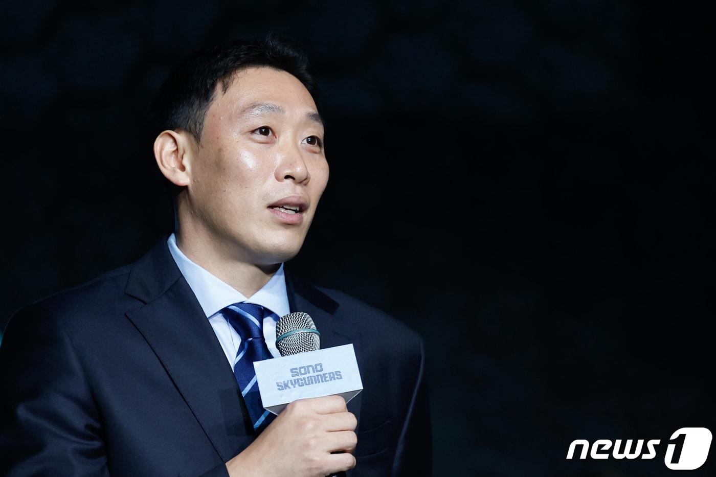 본문 이미지 - 김강선 선수가 20일 경기 고양시 소노캄 그랜드볼룸에서 열린 고양 소노 스카이거너스 창단식에서 각오를 밝히고 있다. 2023.9.20/뉴스1 ⓒ News1 안은나 기자