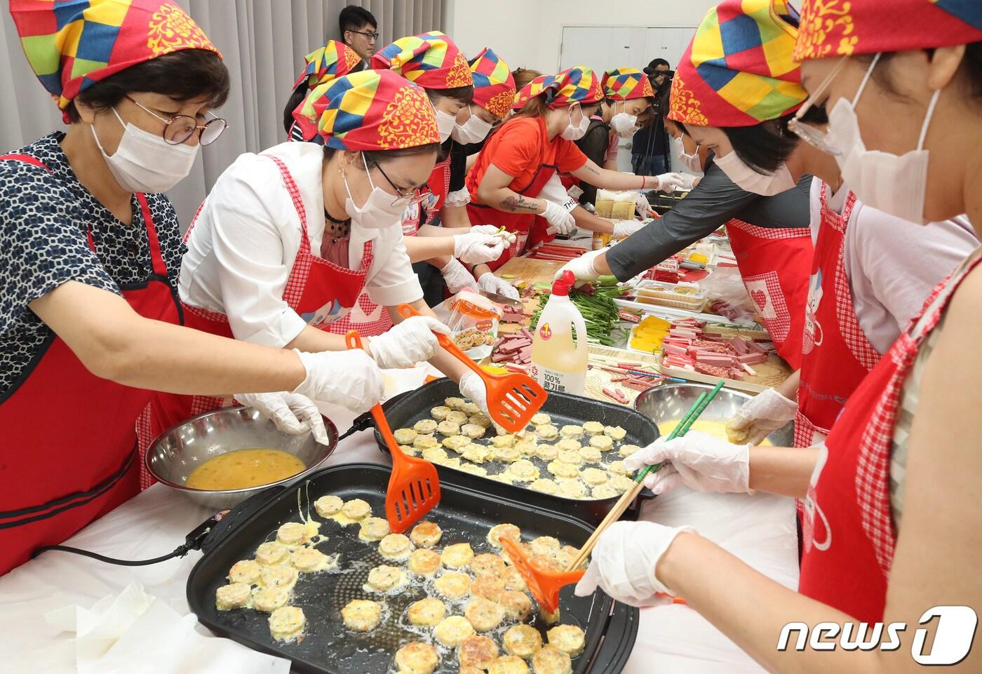 추석을 앞두고 20일 오전 대구 달서구가족센터에서 열린 '나눔으로 풍성한 한가위, 노다지(노인·다문화·지역)돌봄공동체 문화체험'에서 다문화가족과 복지달인 등 참석자들이 다양한 전을 굽고 있다. (사진은 기사 내용과 무관) 2023.9.20/뉴스1 ⓒ News1 공정식 기자