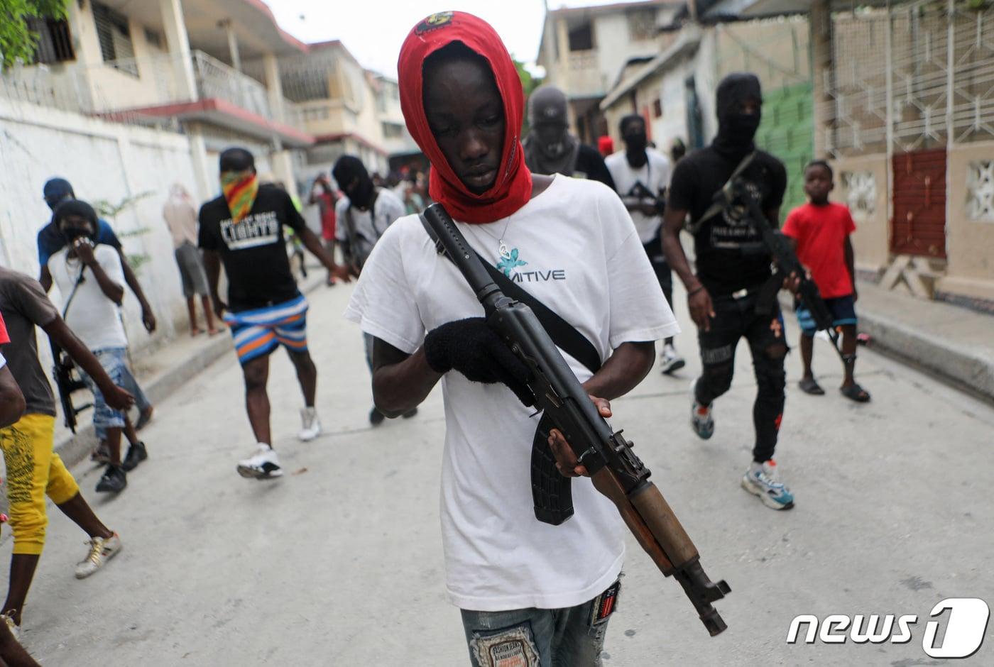 19일(현지시간) 아이티 포르토프랭스에서 무기를 소지한 갱단이 거리를 행진하고 있다. 2023.09.19/ ⓒ 로이터=뉴스1 ⓒ News1 장성희 기자