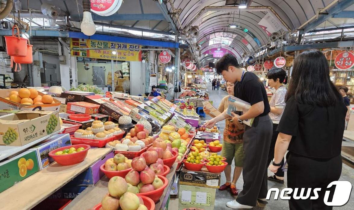 본문 이미지 - 경남 김해시가 추석을 맞아 물가 상황을 점검하고 있다. (김해시 제공)