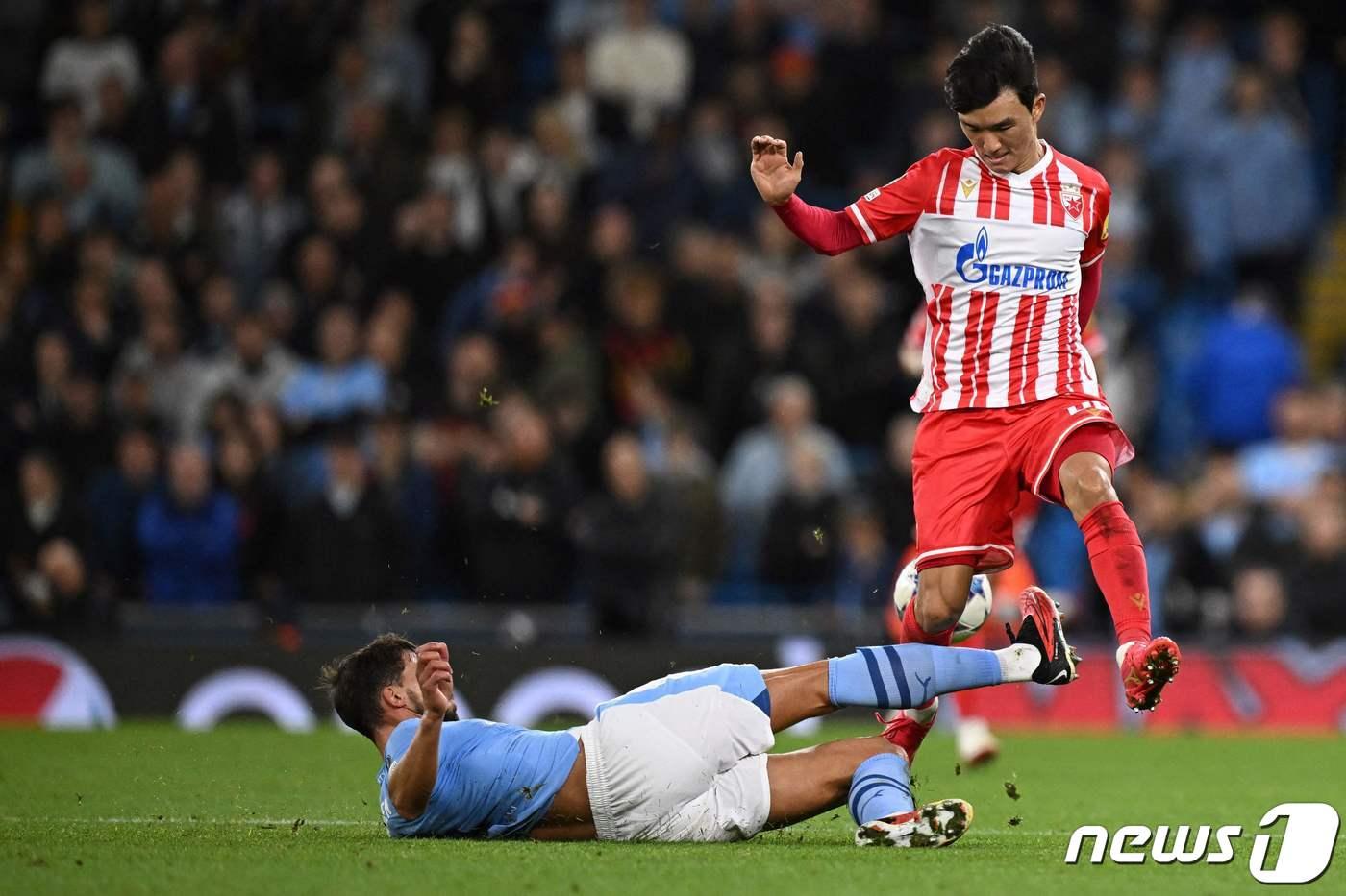 본문 이미지 - 즈베즈다 소속으로 UCL 데뷔전을 가진 황인범(오른쪽). ⓒ AFP=뉴스1
