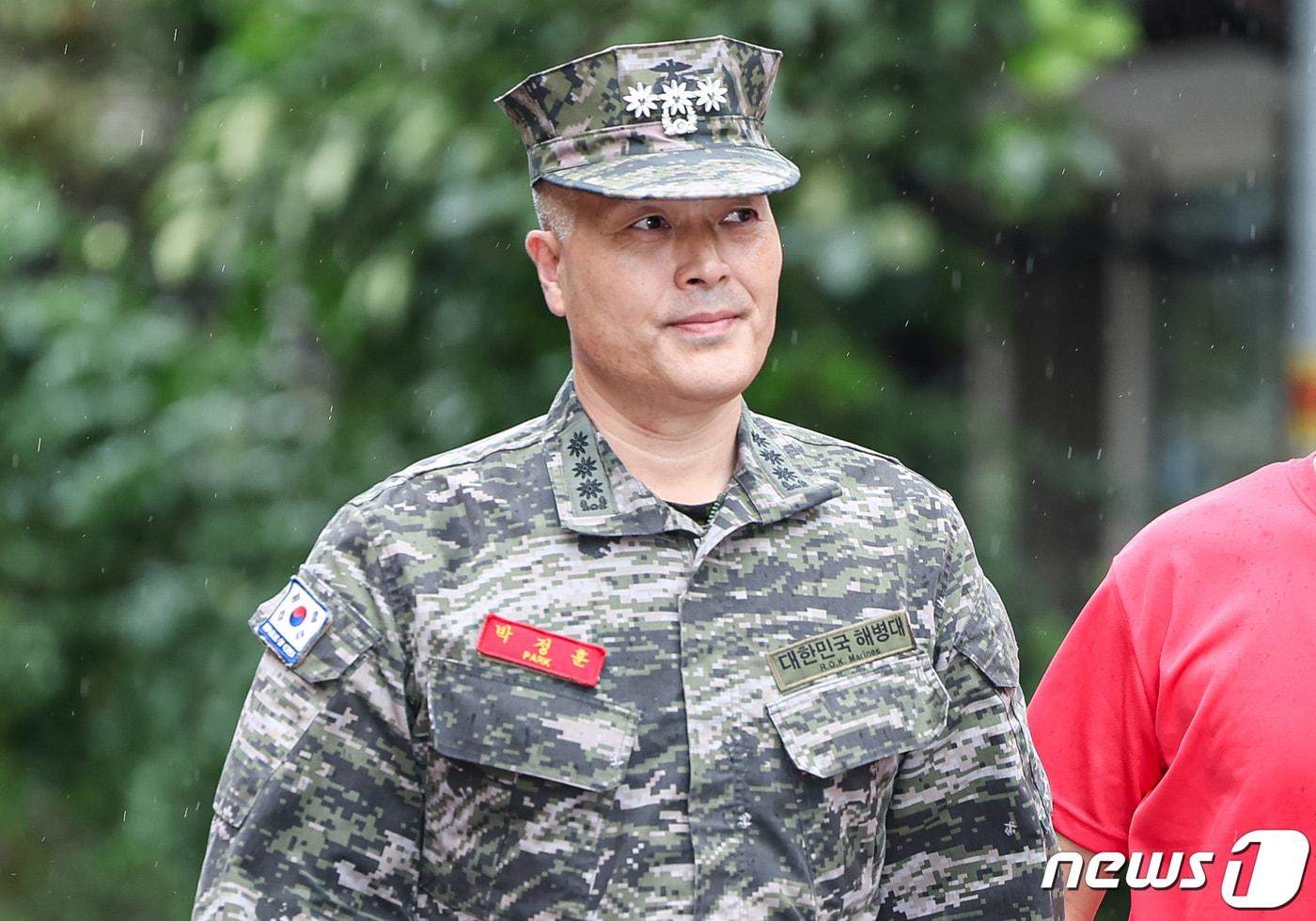 본문 이미지 - 채 모 상병 순직 사건을 수사하다 항명 혐의로 입건된 박정훈 전 해병대 수사단장이 20일 서울 용산구 국방부 검찰단에 조사를 받기 위해 출석하고 있다. 2023.9.20 ⓒ 뉴스1 김도우 기자