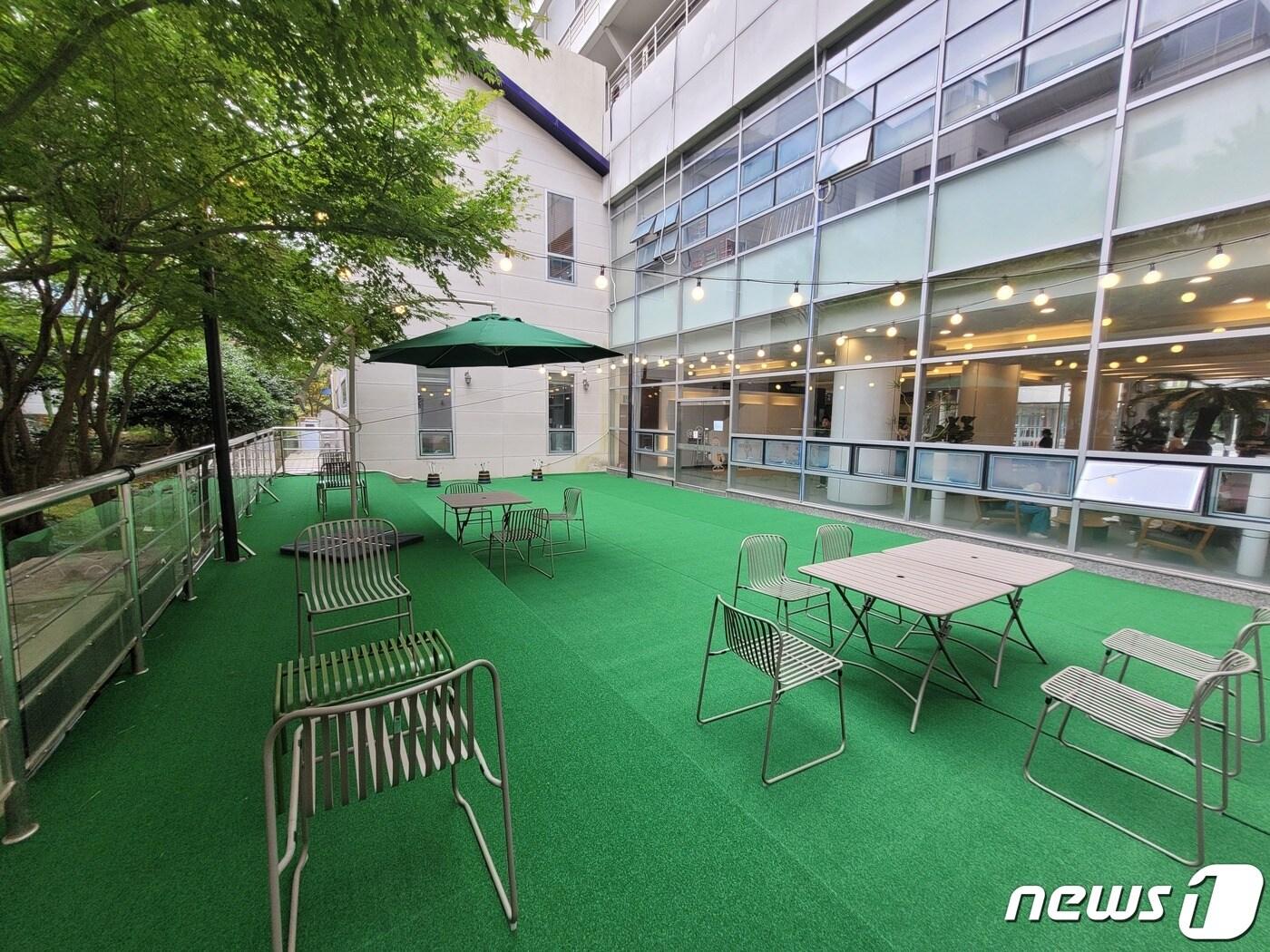 본문 이미지 - 부산도시공사 아르피나에 조성된 실외 청소년 쉼터.(부산도시공사 제공)