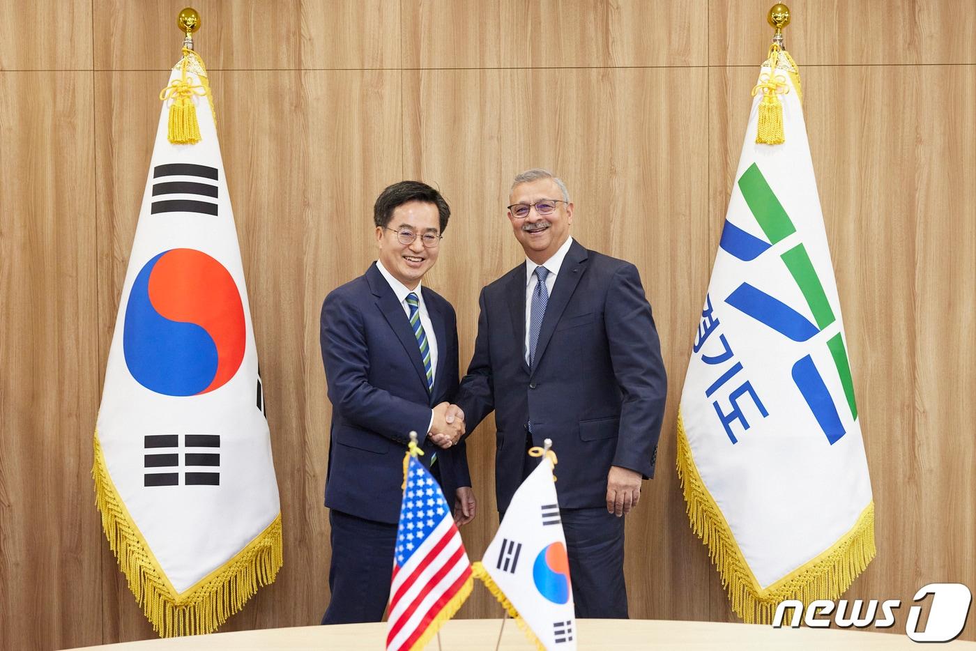 본문 이미지 - 김동연 경기도지사가 20일 집무실에서 산업용 가스 세계 1위 미국 린데사의 람바(Sanjiv Lamba) 최고경영자(CEO)와 면담을 진행하고, 반도체 생태계 강화와 수소경제로의 전환을 촉진하기 위해 협력하기로 했다.(경기도 제공)